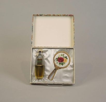 Coty (années 1950) 1 coffret comprenant 1 flacon d'eau de cologne "Emeraude" et 1...