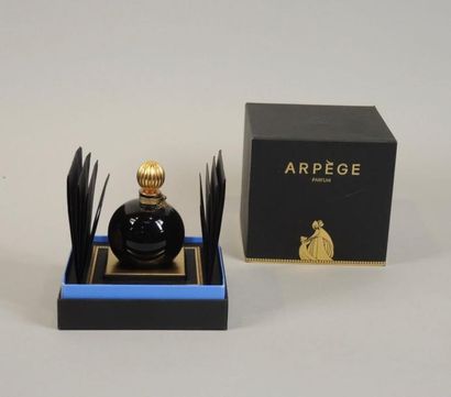 LANVIN "Arpège" - (1927)

Flacon grand luxe modèle "boule noire" contenant 15ml d'extrait,...