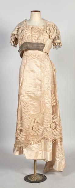 ROBE DE MARIEE circa 1900 Robe de mariée à tournure (jupe et caraco), circa 1900,...