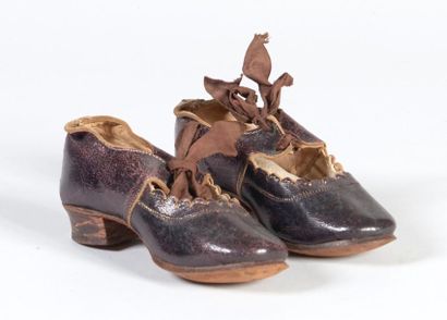 PAIRE CHAUSSURES ENFANTS XIXème Paire de chaussures pour enfant, XIXème siècle