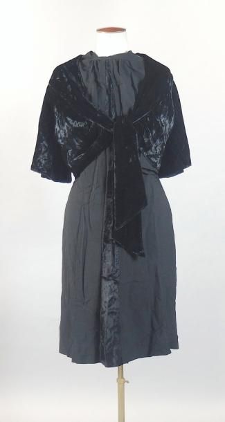 VETEMENTS Réunion de vêtements noirs : robe, chemisier, jupe et divers.

7 pièce...