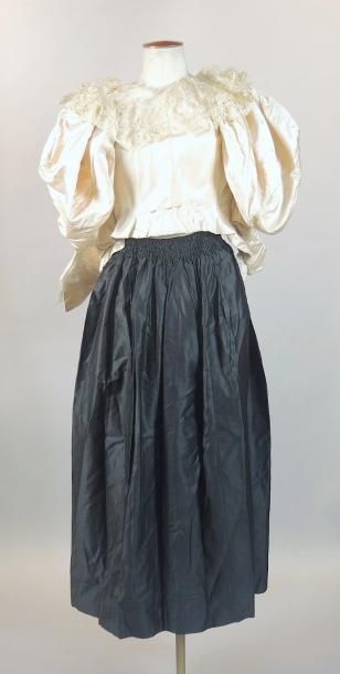VETEMENTS XIXème Réunion de vêtements, XIXème siècle, jupe, caraco, pantalon une...