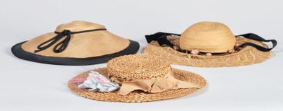 CHAPEAUX Réunion de trois chapeaux de paille, avec fleurs en taffetas