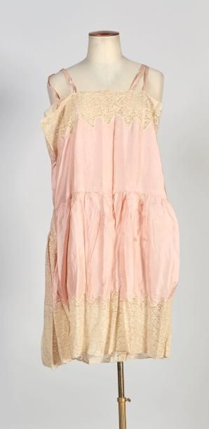 CHEMISES DE NUIT & COMBINAISONS circa 1920 Cinq chemise de nuit ou combinaison, soie...