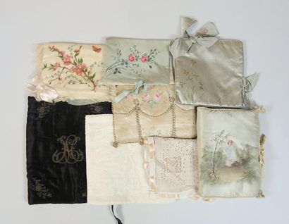 POCHETTES Réunion de sept pochettes à vêtement de nuit en soie peinte ou brodée.