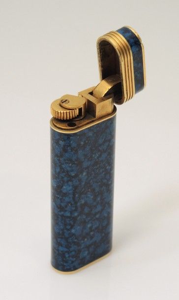 CARTIER - BRIQUET Briquet en émail bleu marbrée et métal doré. Signé et numéroté....