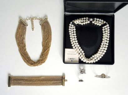 LOT DE BIJOUX fantaisie Lot comprenant une demi parure en métal doré, 2 bagues un...