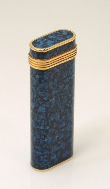 CARTIER - BRIQUET Briquet en émail bleu marbrée et métal doré. Signé et numéroté....