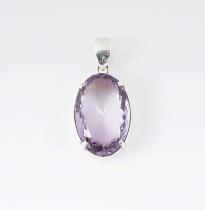 PENDENTIF AMETHYSTE Pendentif ovale en argent 800/°° présentant une améthyste ovale...