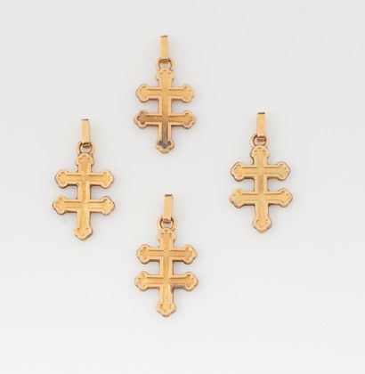 LOT DE CROIX DE LORRAINE Lot de 4 croix de Lorraine en métal doré FIX
