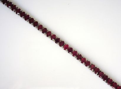 BRACELET RUBIS Bracelet articulé en argent 925/°° serti griffe de rubis ovales facetés...