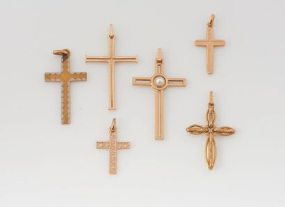 LOT DE CROIX Lot de 6 croix en métal doré.