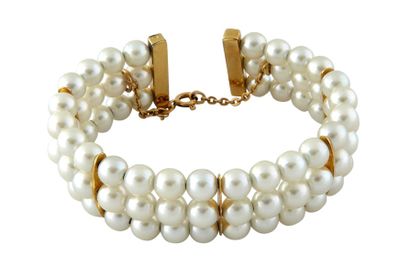 BRACELET PERLES Bracelet manchette semi rigide composé de 3 rangs de perles de culture...
