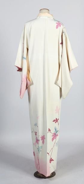 TRAVAIL JAPONAIS Long KIMONO en soie imprimé de fleurs sur un fond dégradé dans les...