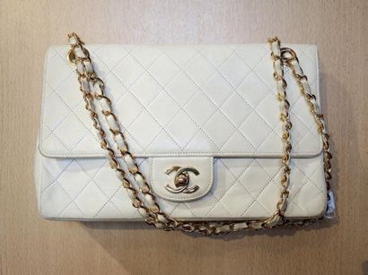 CHANEL vintage circa 1995/98 Sac en cuir agneau surpiqué blanc, double rabat, garnitures...