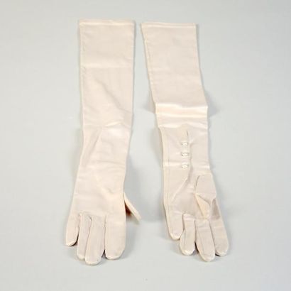 RENE LAIRD, NEYRET GLOVES, DENTS PAIRE DE GANTS drapés caramel (T 6), TROIS PAIRES...