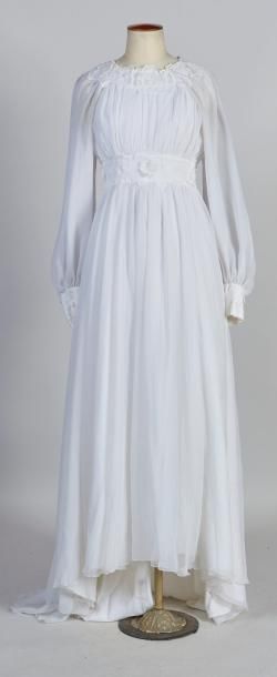 JACQUES HEIM pour PRONUPTIA (1977) ROBE DE MARIEE en gaze et crêpe blanc rebrodée...