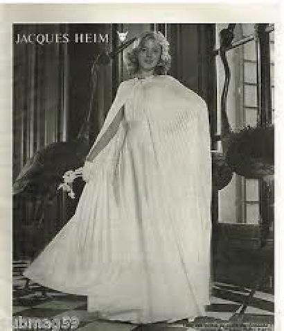 JACQUES HEIM pour PRONUPTIA (1977) ROBE DE MARIEE en gaze et crêpe blanc rebrodée...