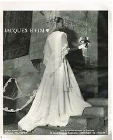 JACQUES HEIM pour PRONUPTIA (1977) ROBE DE MARIEE en gaze et crêpe blanc rebrodée...