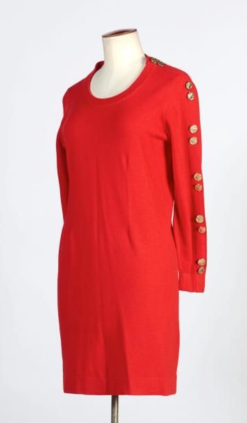 LISA FREY, N W 3 ROBE en laine rouge agrémentée de boutons en métal doré (env T M)...