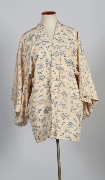 TRAVAIL JAPONAIS, première moitié du XXe siècle VESTE de KIMONO en soie imprimée...