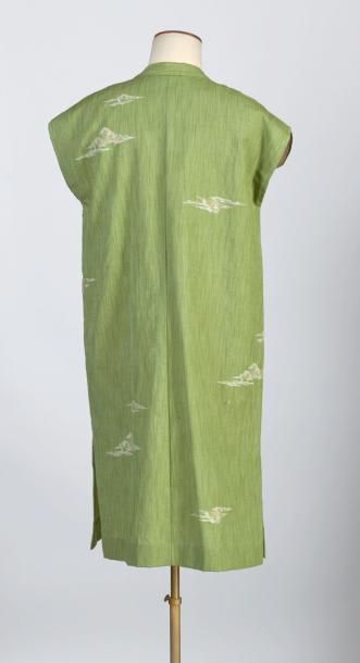 TRAVAIL JAPONAIS, première moitié du XXe siècle TUNIQUE en soie sauvage vert tendre...