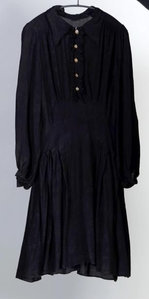 CHANEL HAUTE COUTURE (attribuée à), circa 1950/60 ROBE en soie noire, corsage formant...