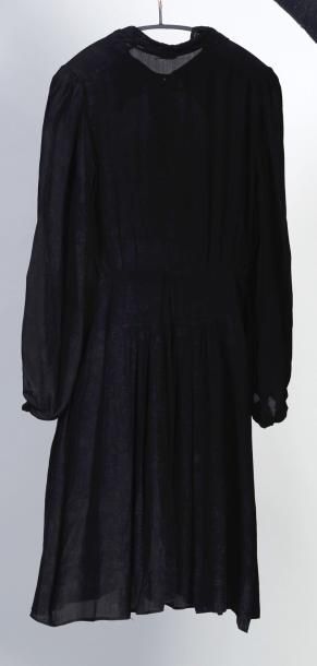 CHANEL HAUTE COUTURE (attribuée à), circa 1950/60 ROBE en soie noire, corsage formant...