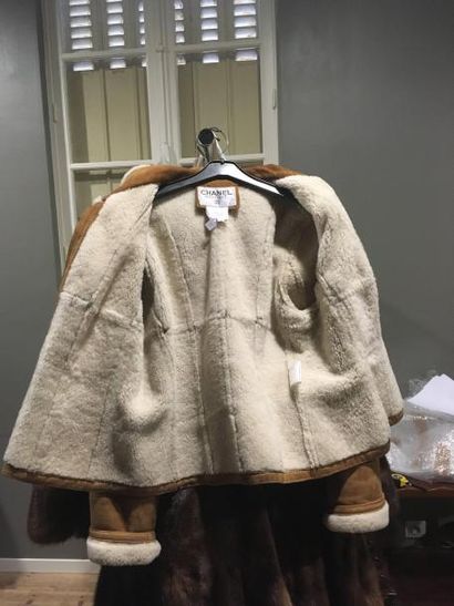 CHANEL Boutique (1996) BLOUSON en agneau lainé retourné gold et naturel, deux poches,...