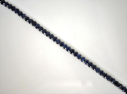 BRACELET SAPHIRS Bracelet articulé en argent 925/°° serti de saphirs ovales facettés...