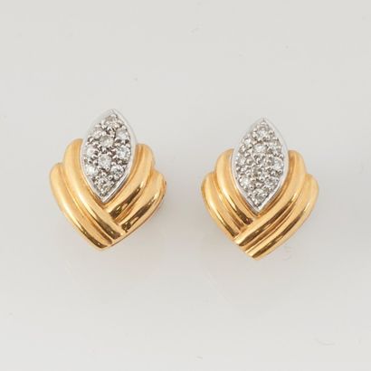 BOUCLES D'OREILLES DIAMANTS Paire de boucles d'oreilles en or jaune et or gris 18K...