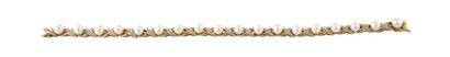BRACELET PERLES Bracelet en or jaune 18K 750/°° composé de perles de culture alternées...