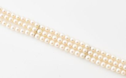 BRACELET MANCHETTES PERLES Bracelet manchette trois rangs de perles de culture séparées...