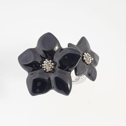 BACCARAT Bague en argent (925°/00) ornée de deux motifs de fleur en cristal noir...