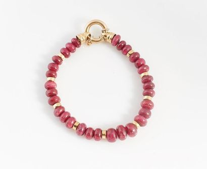 BRACELET RUBIS Bracelet de perles lisses de racine de rubis alternées de perles d'or....