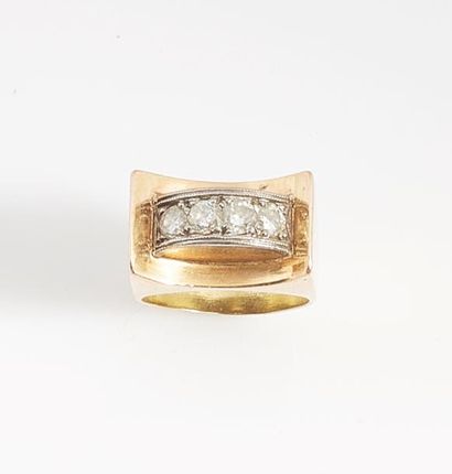 BAGUE TANK. ANNEES 40 Bague tank en or jaune 18K (750°/00) et platine (950°/00) ornée...