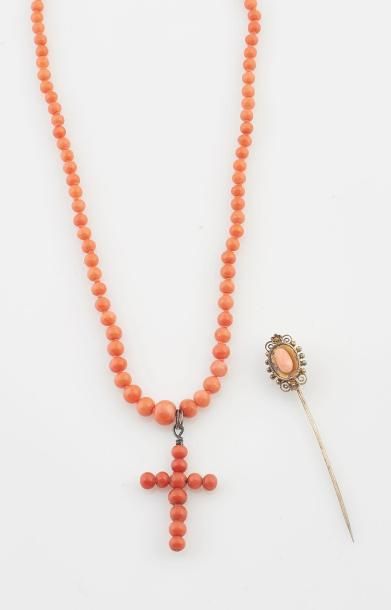 COLLIER CORAIL ET CROIX Collier de perles de corail en chute, retenant une croix...