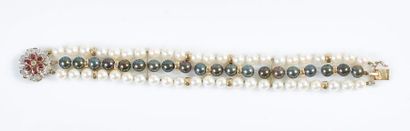 BRACELET TROIS RANGS PERLES Bracelet trois rangs de perles de culture blanches, grises...
