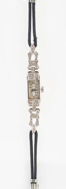 MONTRE DE DAME ART DECO Montre bracelet de dame en platine (950°/00). Le boîtier...