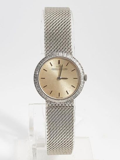 JAEGER-LE-COULTRE. MONTRE DE DAME.VERS 1970 Montre bracelet de dame en or blanc 18K...