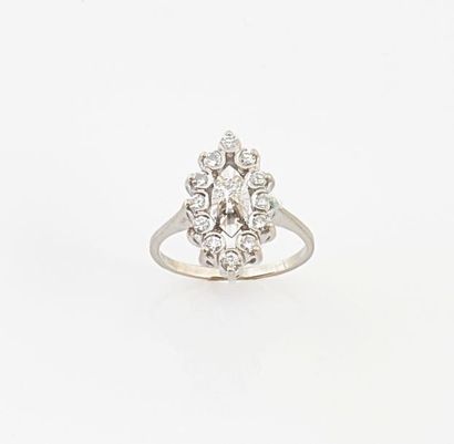 BAGUE MARQUISE Bague marquise en or blanc 18K (750°/00) sertie de diamants ronds...
