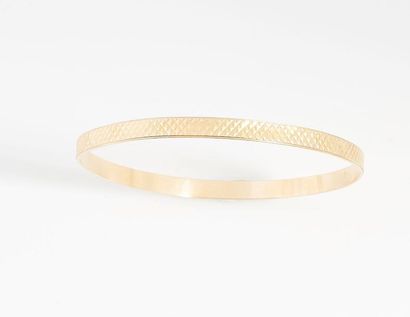 BRACELET JONC OR Bracelet jonc en or jaune 18K (750°/00) ciselé de motifs de pointes...