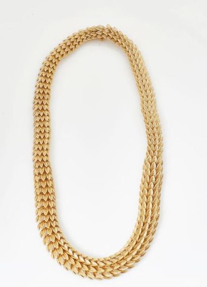 DANS LE GOUT DE BOUCHERON. Collier en or jaune 18K (750°/00) articulé à motifs de...