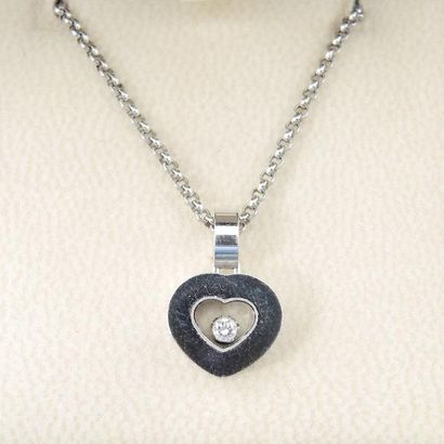 CHOPARD. CHAÎNE PENDENTIF Pendentif coeur modèle "Happy Diamonds" en or gris 18K...