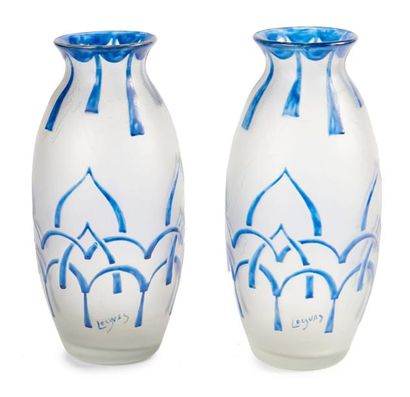 ART DÉCO - LEGRAS Paire de vases en verre à décor dégagé à l'acide et peint de motifs...