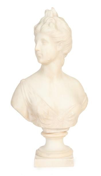 D'après HOUDON Buste en marbre blanc sculpté représentant la déesse Diane. Sur son...