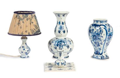 DELFT Lot de faïence de Delft comprenant 3 vases dont un à col renflé (Ht: 26.5cm),...