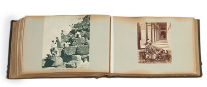 ALBUM DE PHOTOGRAPHIES ET CARTES POSTALES ANCIENNE Album contenant environ 170 photographies...