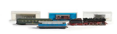 JOUETS ANCIENS Lot divers : Loco tender ARNOLD RAPIDO, 2 wagons march. RIVAROSSI...
