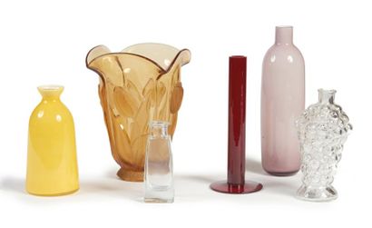 LOT VERRERIES Lot de verreries composé de 3 vases ou soliflores en opaline, un vase...